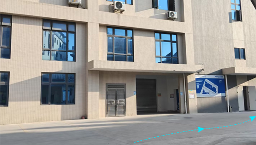 右转后沿路直行实景图